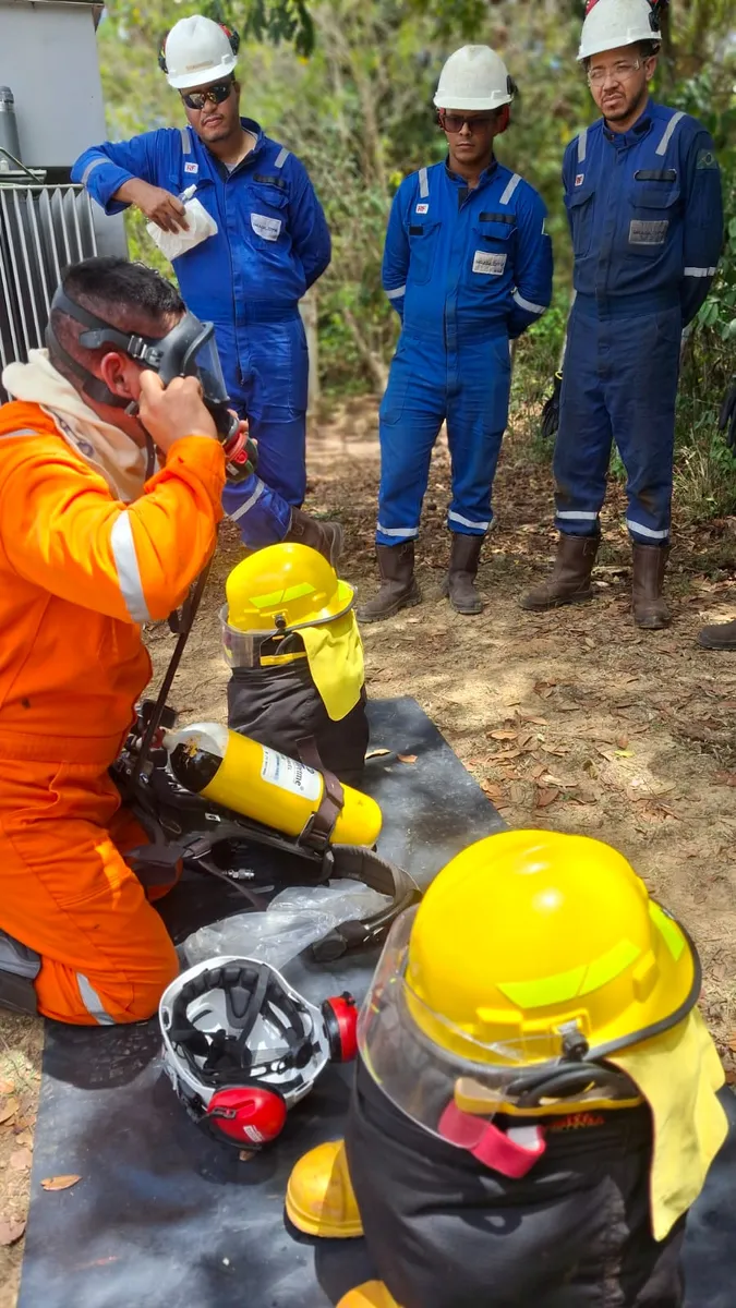 Colaborador ajustando máscara de respiração autônoma durante simulado