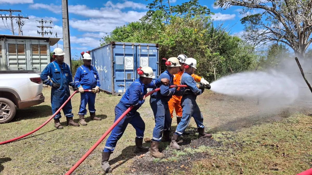 Equipe em simulado com equipamento de respiração autônoma e extintores